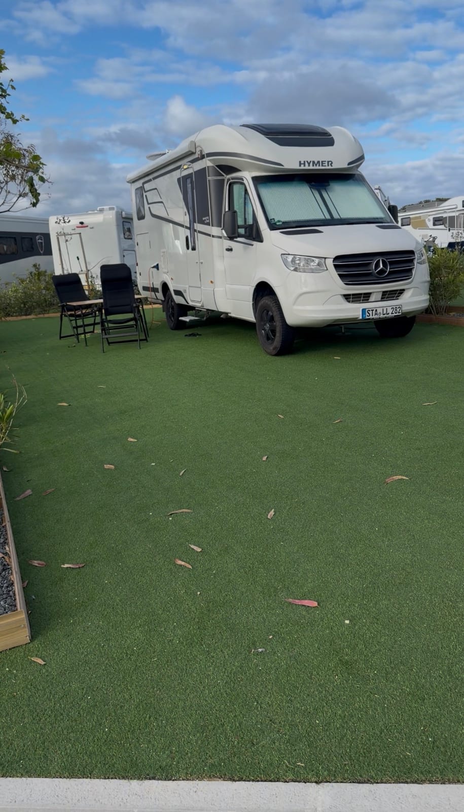 Das Wohnmobil auf einem Campingplatz-Stellplatz