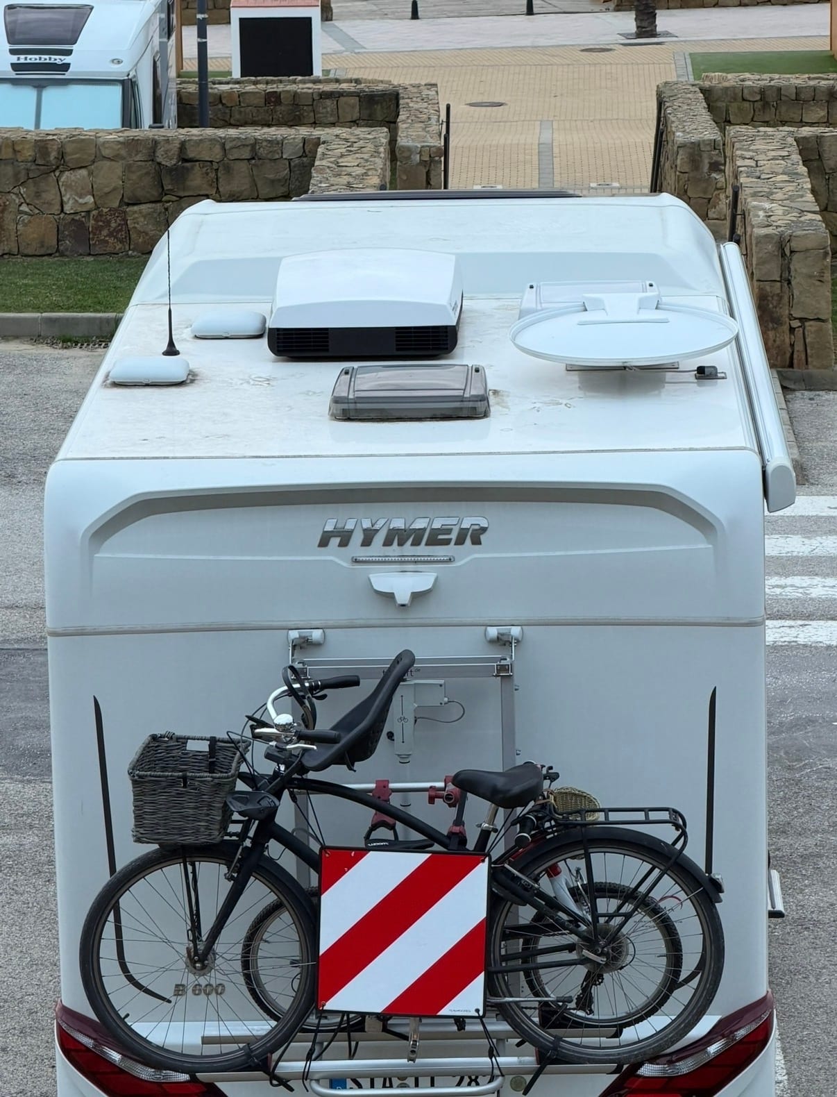 Dach mit Klimaanlage, Sat-Anlage, Dachfenster und Antenne