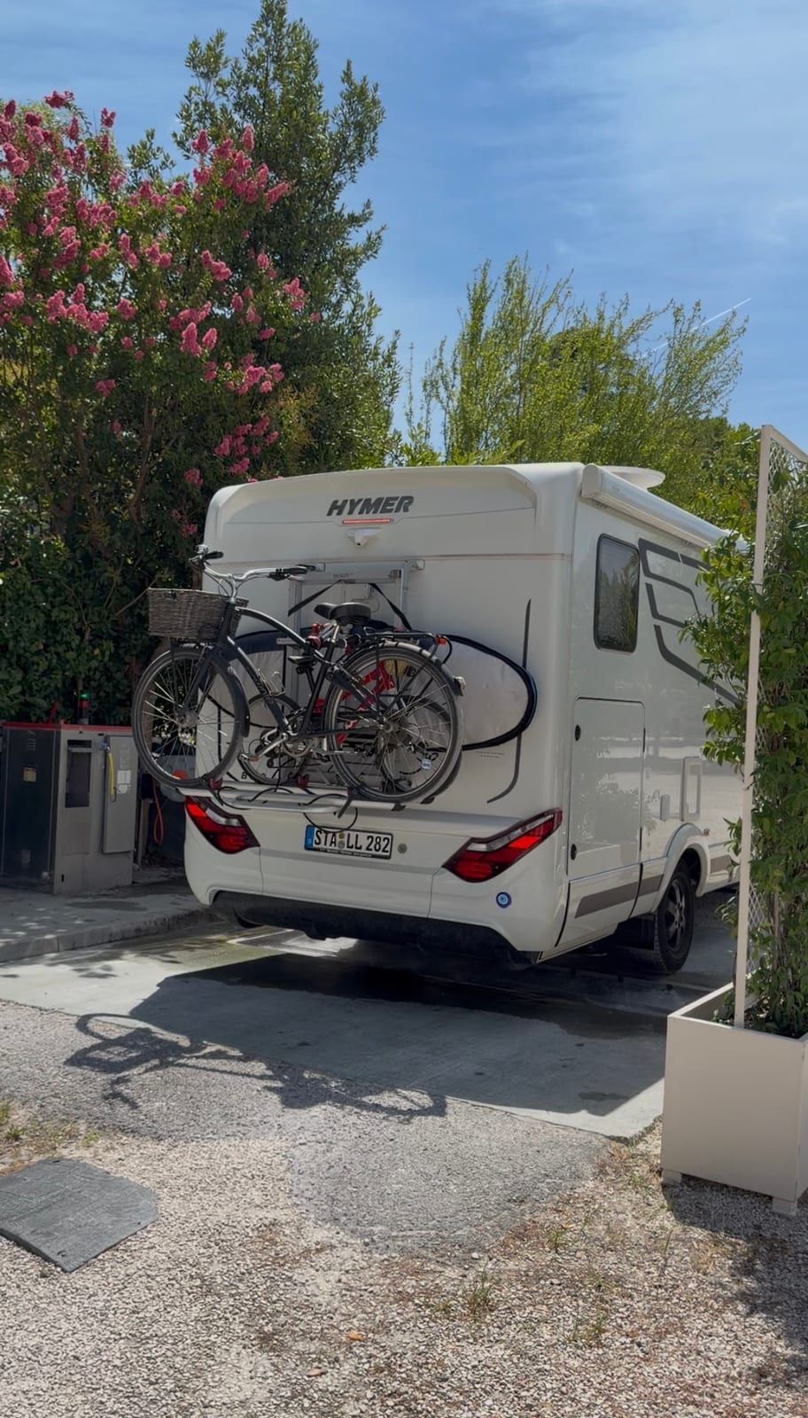 Heck mit montiertem Fahrradträger und zwei Fahrrädern