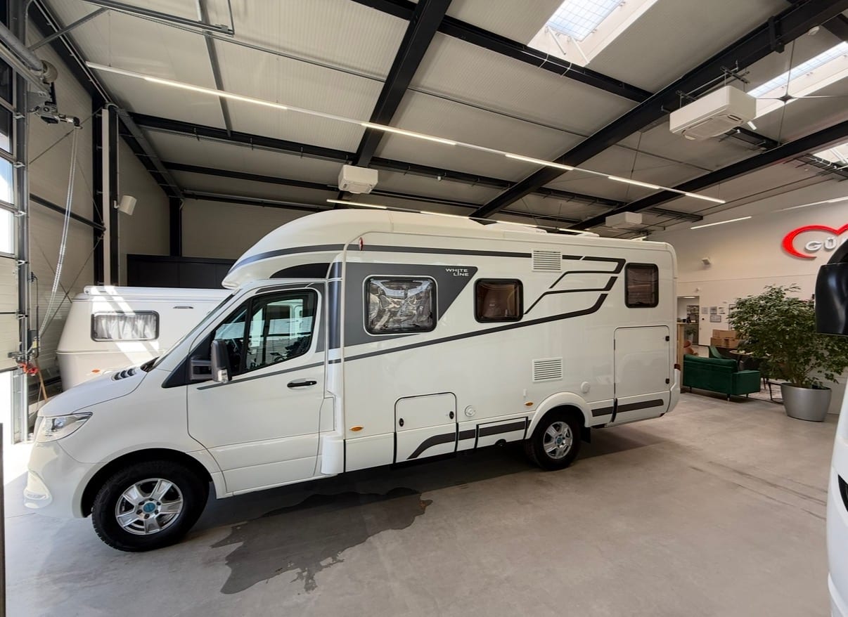 Seitenansicht des Hymer B-MC T 600 White Line im Showroom