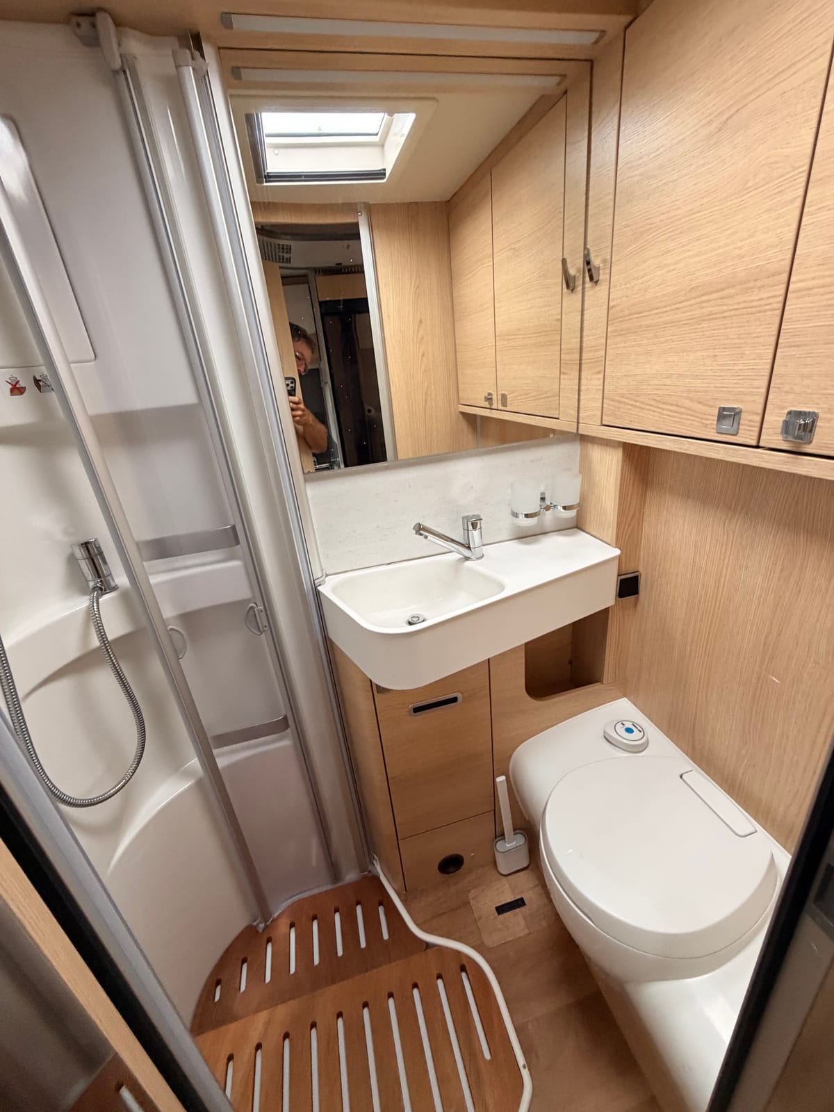 Bad mit Dusche, Waschbecken und Kassetten-WC