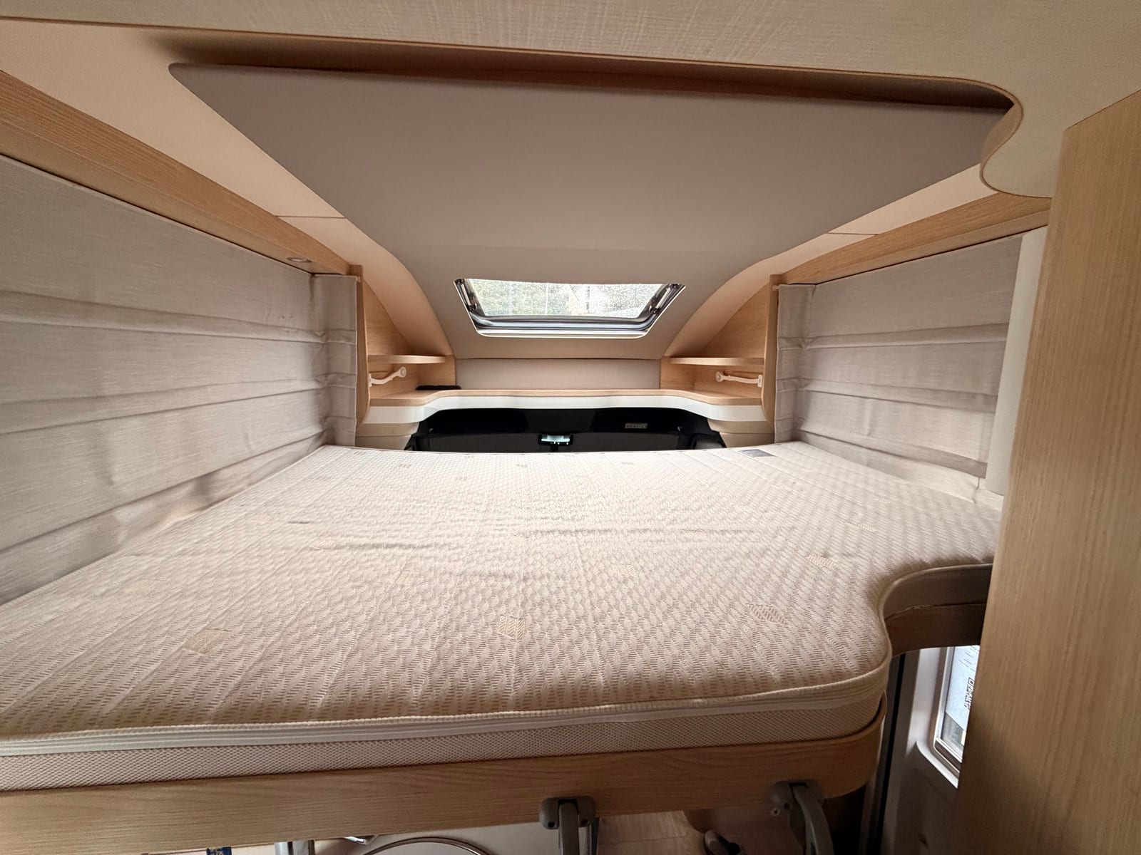 Hubbett über dem Fahrerhaus mit Dachfenster