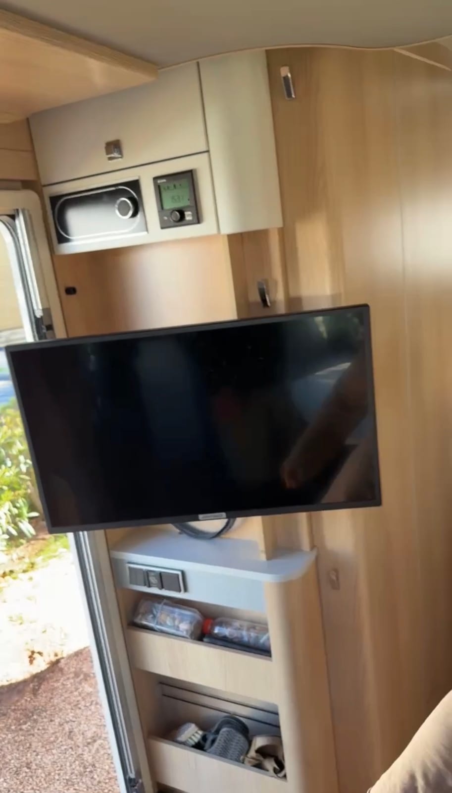 TV am Schwenkarm im Eingangsbereich